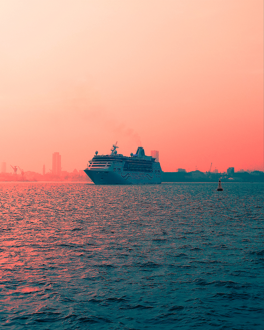 MUMBAI COASTLINES NEAR THE GATEWAY OF INDIA.